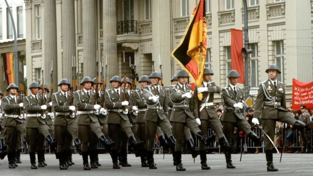 人民军(nva)作为受到普鲁士和苏联双重影响的国家,东德可谓是普鲁士