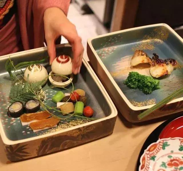 日本顶级怀石料理,有专门的女将侍奉你用餐_服务