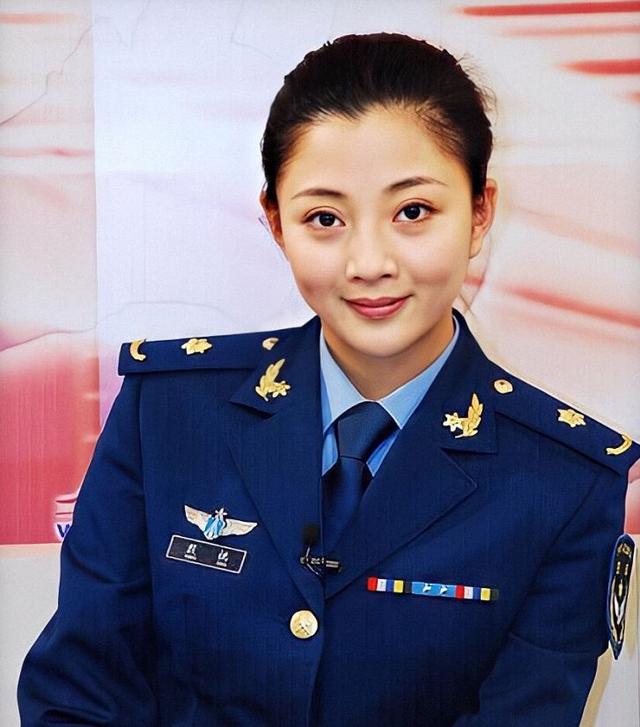 原创阅兵式上女兵方阵惊艳全国,哪位军装女神最是英姿飒爽?