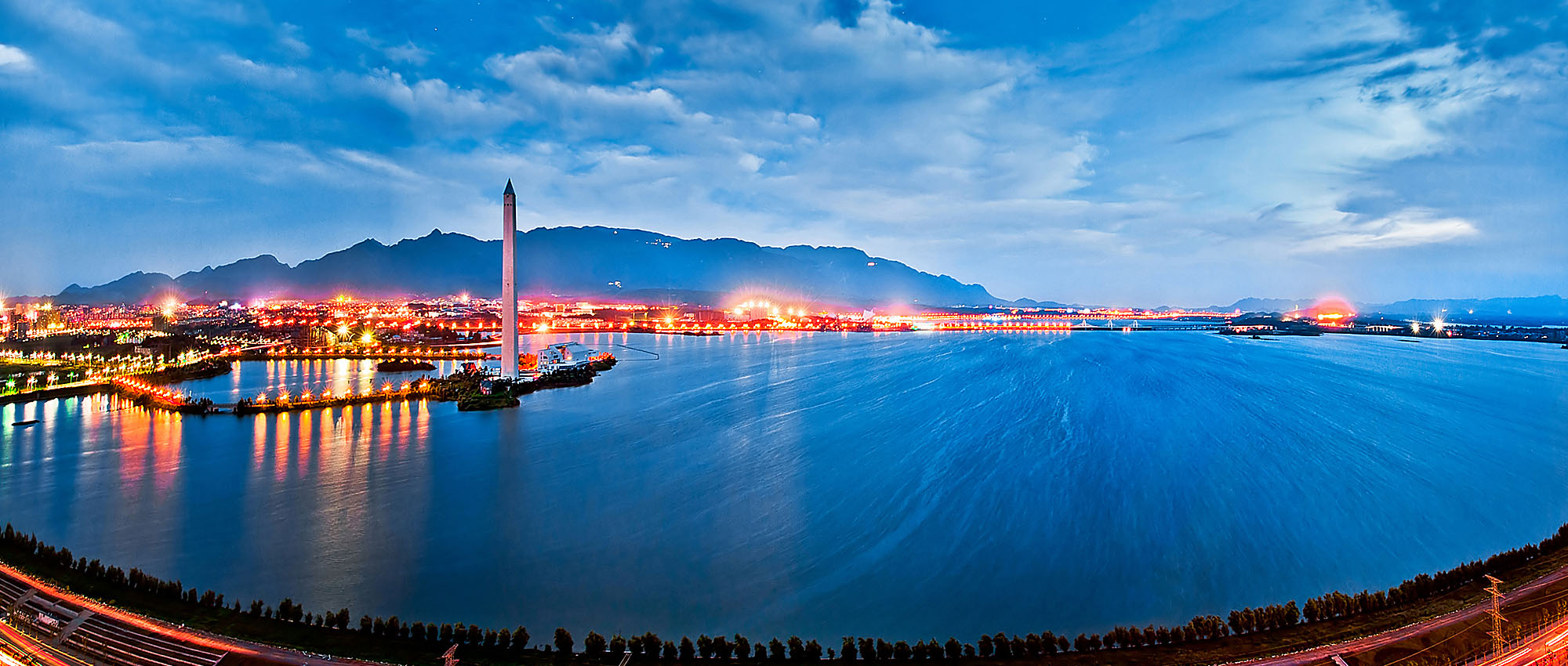 站在偌大的玻璃窗前,遠眺八里湖夜景_九江