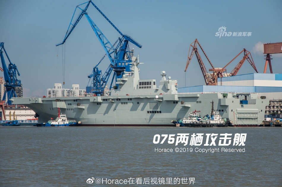 我海军首艘075型两栖攻击舰开启新旅程