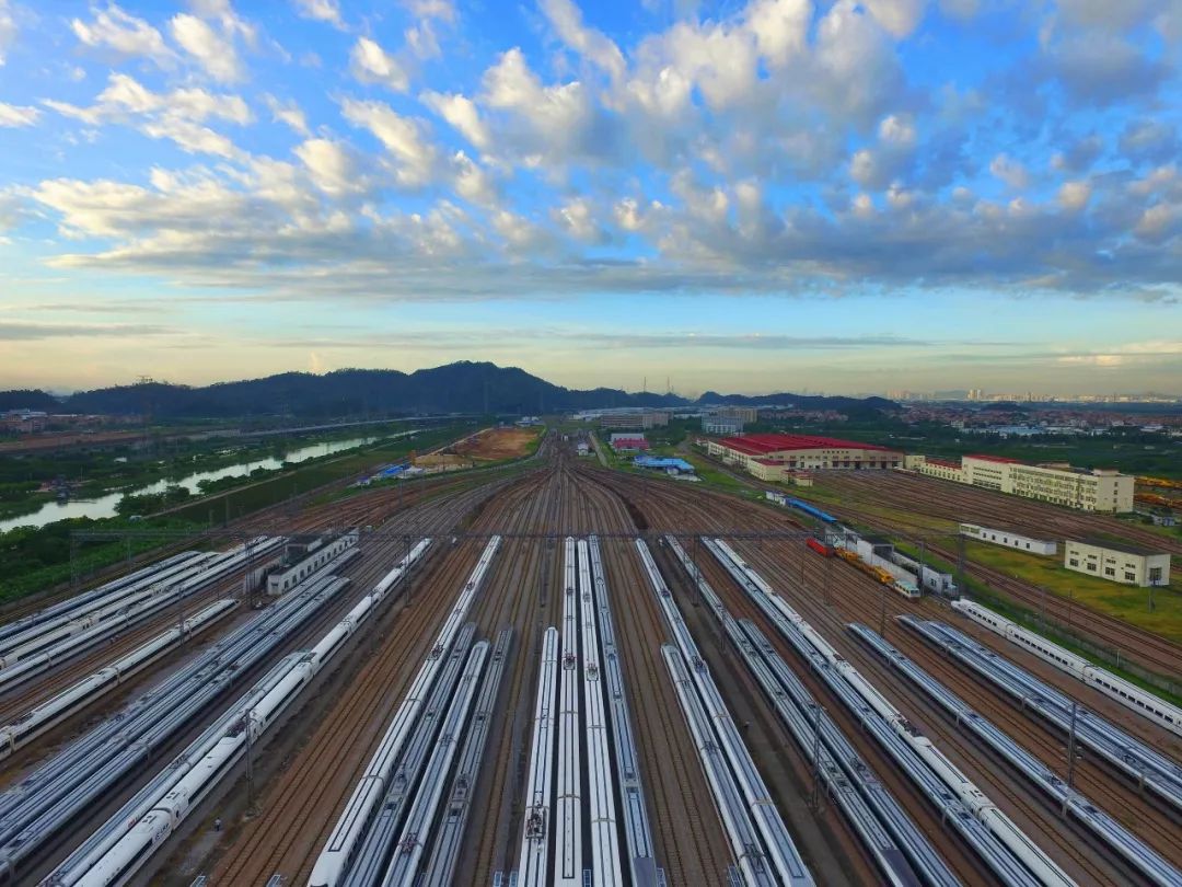 庆祝新中国成立70周年系列之三用光影艺术祝福祖国广州动车段职工摄影