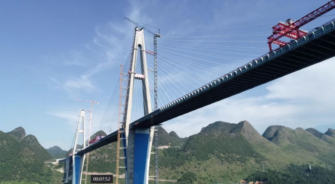 平塘特大桥是贵州省平塘至罗甸高速公路的重大控制性工程,该桥全长
