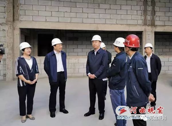 河曲縣長任鴻賓在新建縣醫院項目工地現場辦公_建設