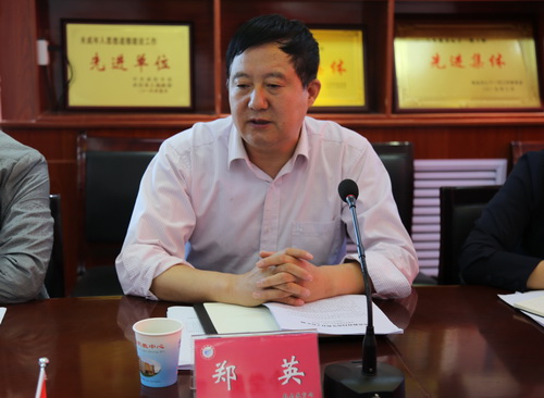 乾县人大常委会副主任郑英调研教育工作