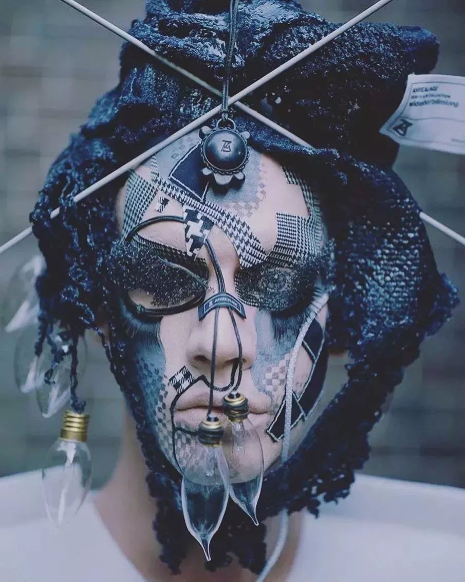 麦昆式的怪诞美(这样的妆容给服装 100分)_lyle