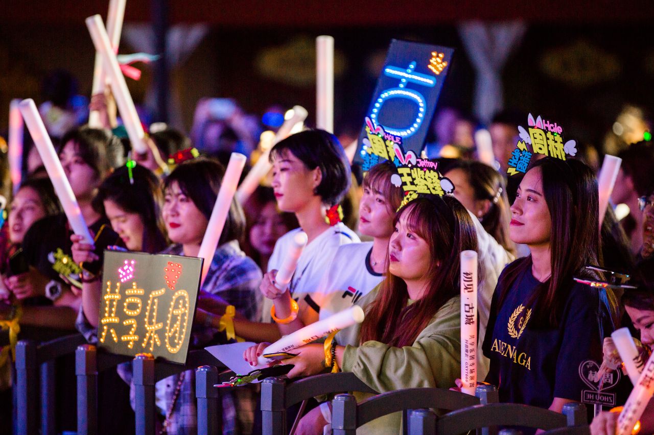 原创4名帅小伙组乐队古城里办演唱会女粉丝狂追160场