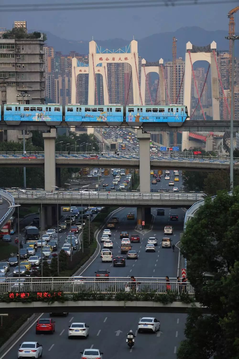 打卡网红重庆是怎样的一种体验_轻轨