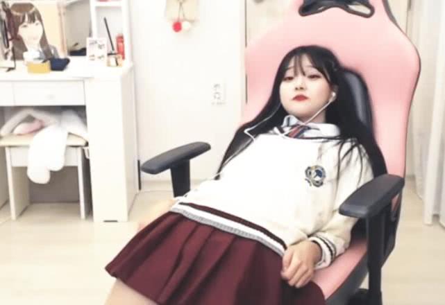 女主播穿女仆装直播,拉来亲哥哥一起直播,哥哥全程捂脸不看_朴敏静