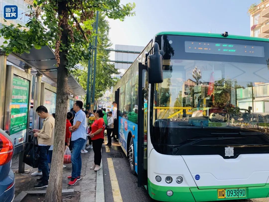 好方便宜宾智能公交站牌亮相街头到站时间车辆位置提前知道