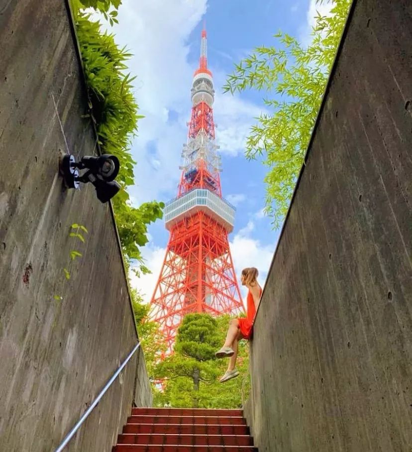 登上六本木之丘的展望台,东京令人惊叹的摩天大楼景色浮现于眼前,首先