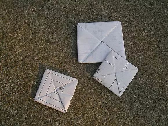 拍画片把画片放地上,轮流用巴掌去拍,拍得翻面了就是你的.