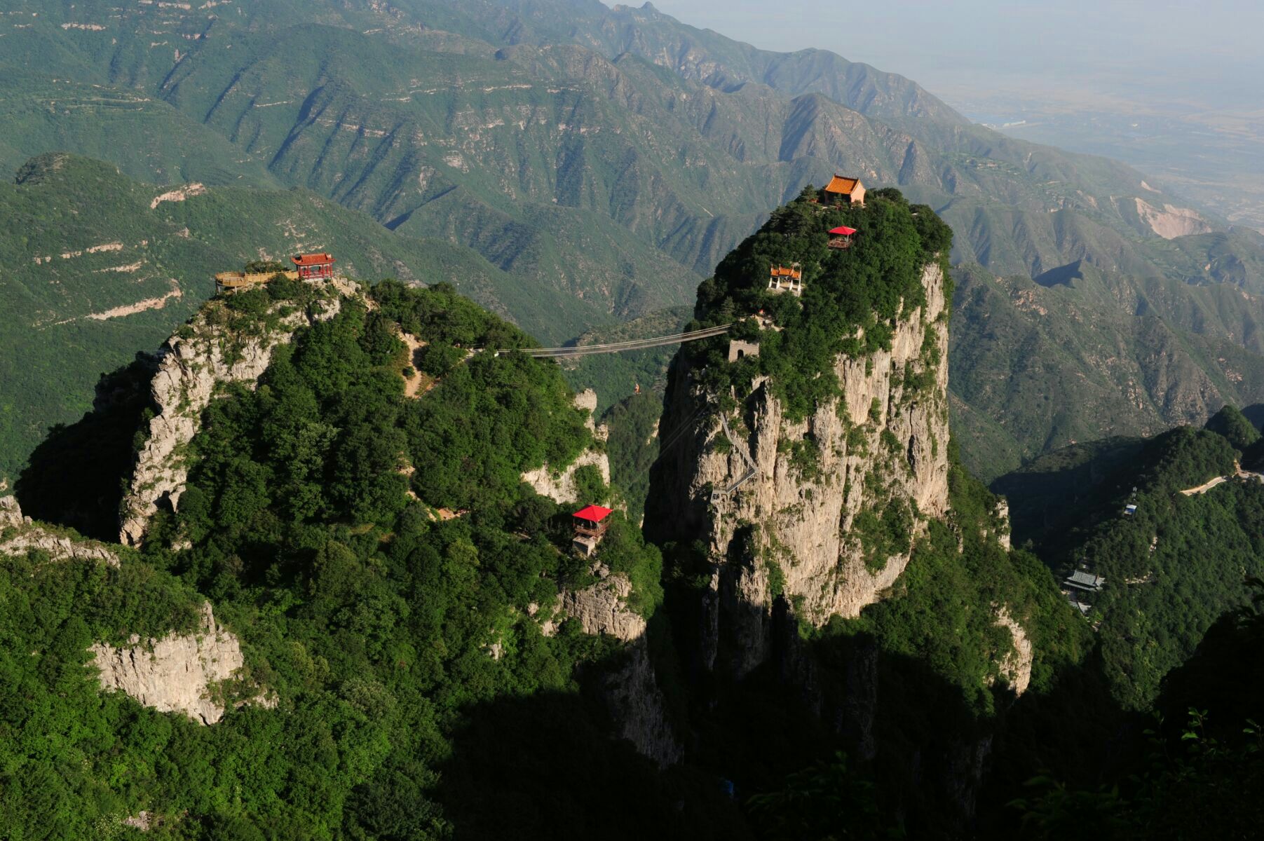 永濟的五老峰,各峰高聳挺拔,綠樹重掩,層巒如聚,峭壁上松樹林立,濤聲