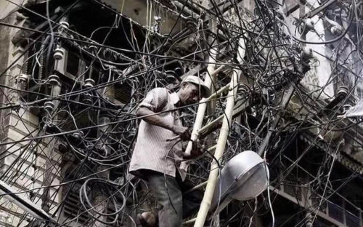 印度电工不愧是强悍的徒手接电高空走钢丝变压器着火用水浇