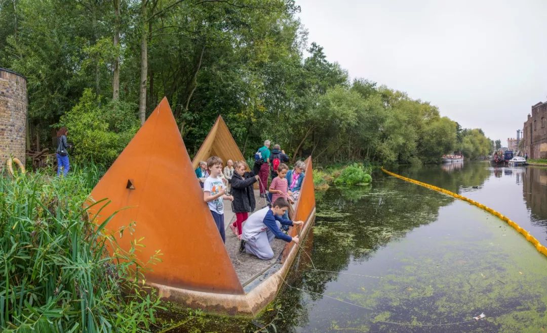 丰富了滨水空间数个亲水平台组成的岸线线条可以考虑伸出一个高架平台