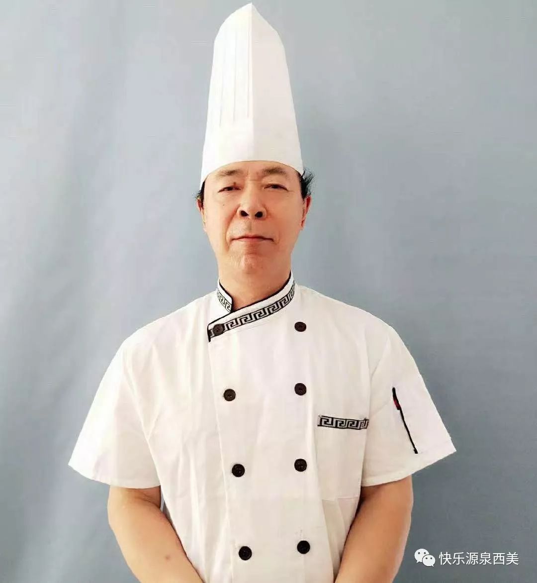 作为幼儿园小朋友的掌勺者,幼儿园的厨师不仅需要精湛的厨艺,专业的