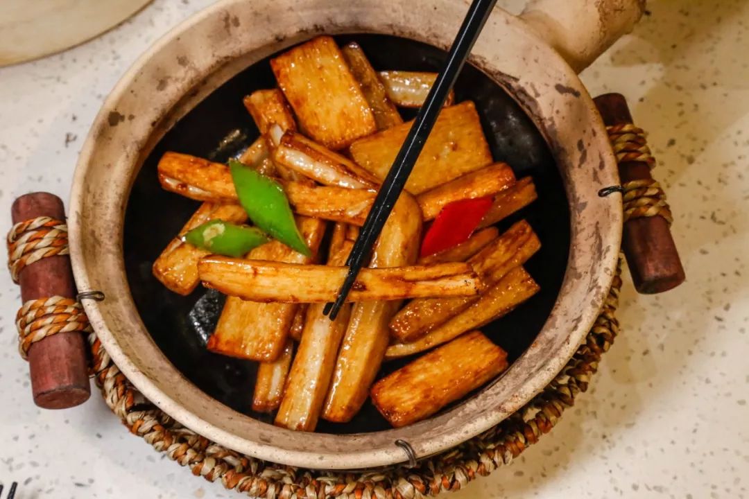 位送上双人餐一份『9月30日开』啫啫煲专门店广式茶餐厅式的装修风格