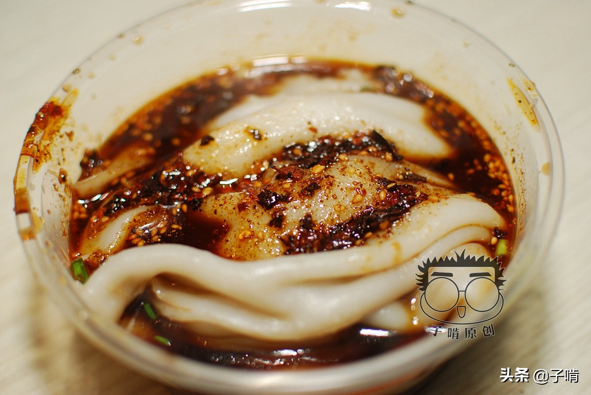 汉中的热面皮菜豆腐5元一套铺满了辣椒搅一搅油香四溢很实在