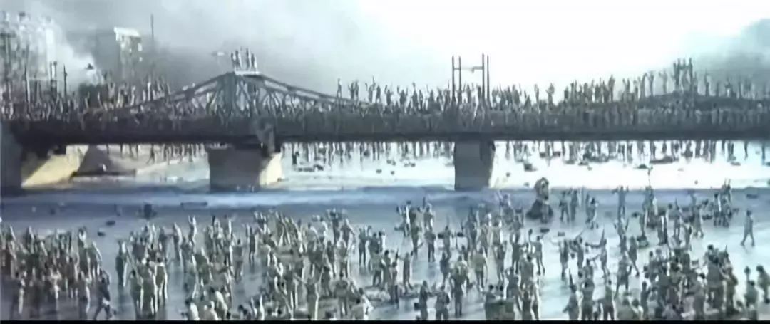 解放军东西两支部队仅用19个小时就在金汤桥胜利会师,完成了拦腰斩断