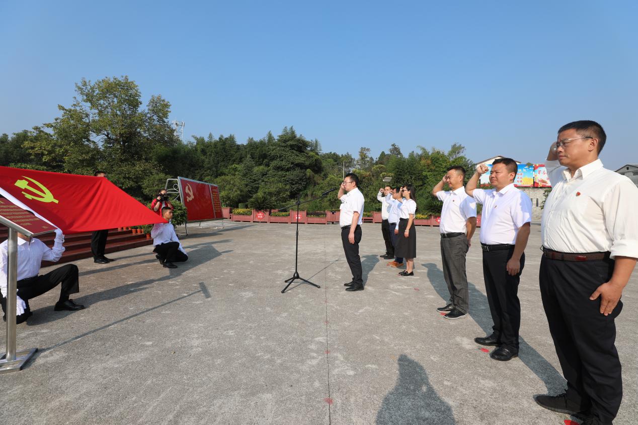 教育如火如荼開展之際,9月27日,縣委副書記,縣長廖勇率縣政府黨組成員