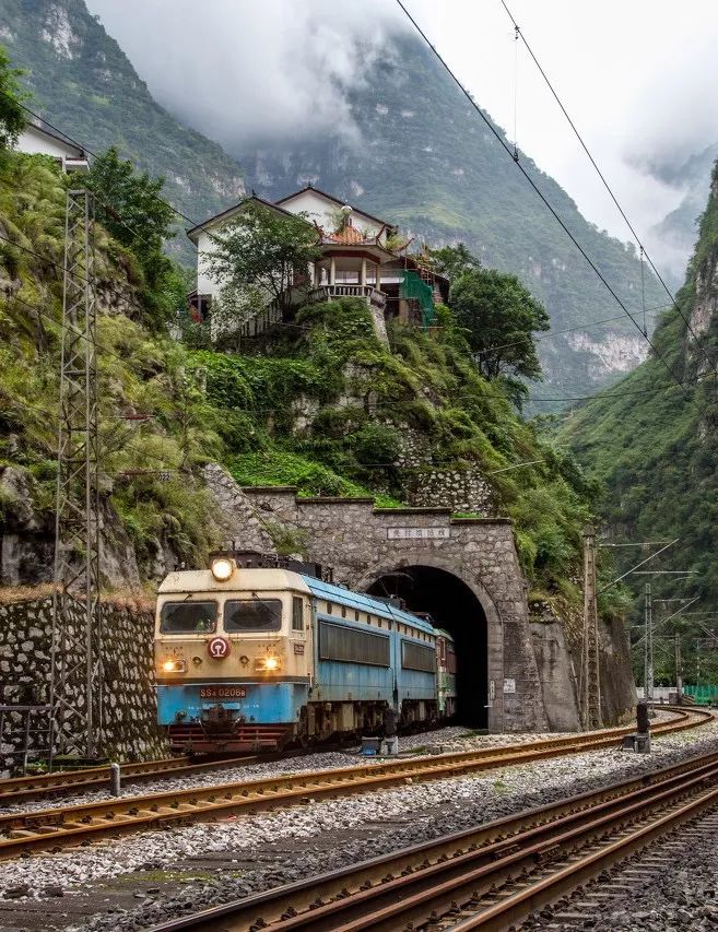 光明与黑暗的绞杀关村坝站青藏铁路沿线风景地球海拔最高的火车站