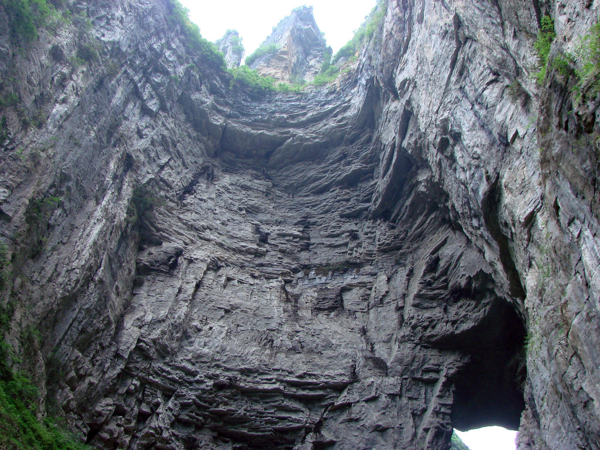 被誉为地理奇迹拥有巨大暗流世界喀斯特峡谷的大自然鬼斧神工