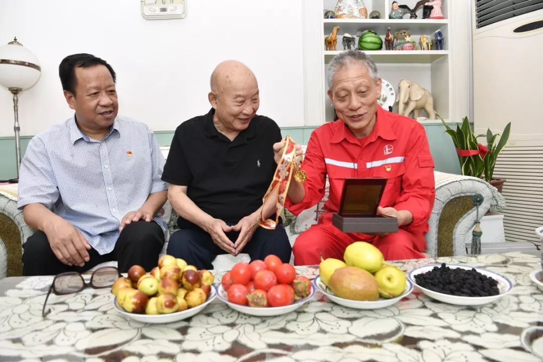 在老领导同维焕家,孙健,陈惟国一行为他送上纪念章,向他获得这份荣誉