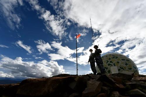 为何中国哨兵站岗时两人只持一把枪20年前这件事敲响警钟