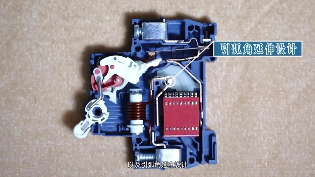 我们将组成一个简易的线路,连接上漏电保护器,同时用线路检测仪,测试