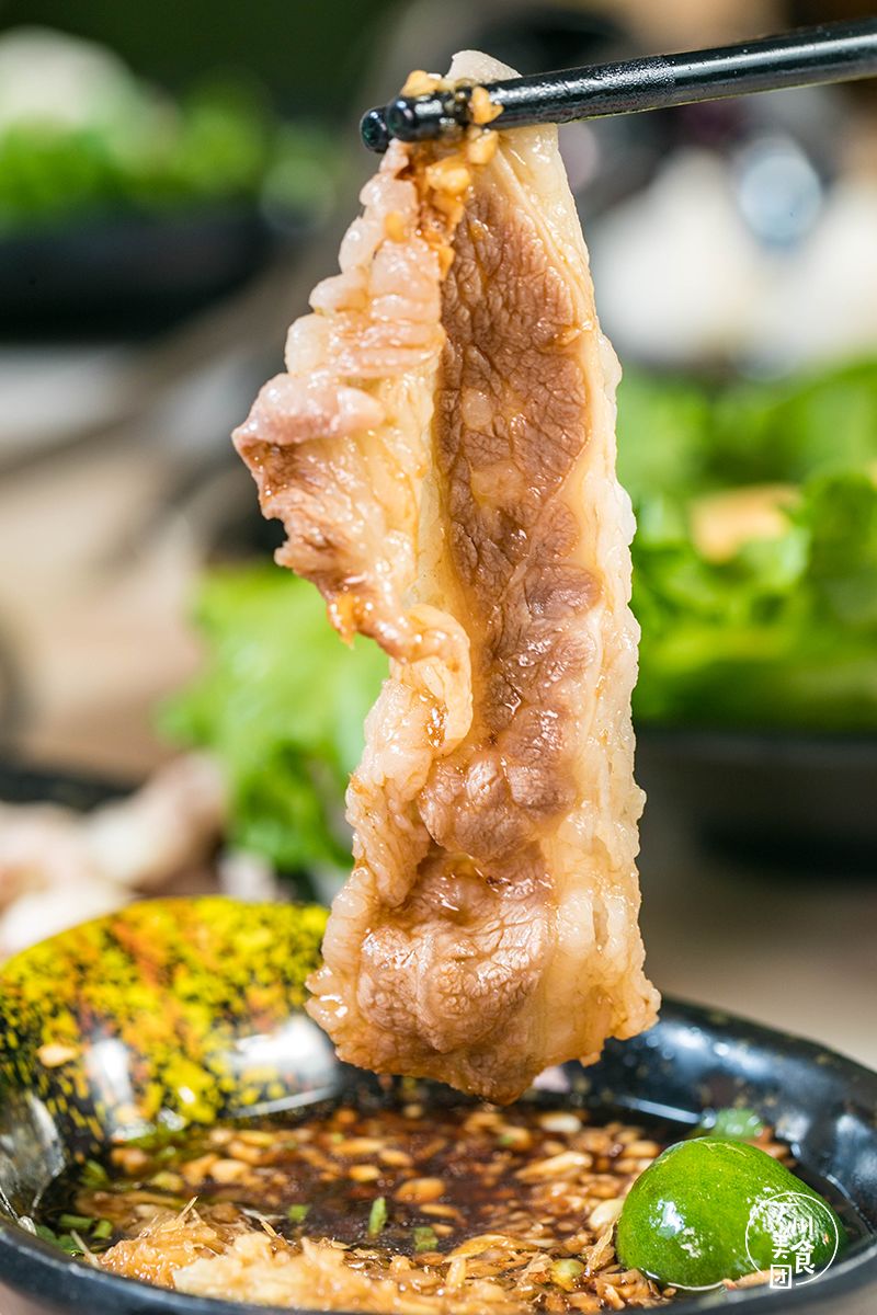 在汤底里涮熟的肥牛卷,有牛肉的肉香 椰子特有甜,味道变得超级小清新!