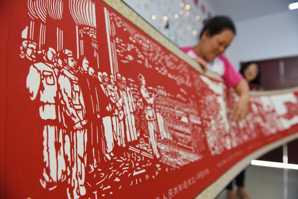 宣化区建国街街道建宣路社区残疾艺人孙占勇对《党的历程》剪纸画卷