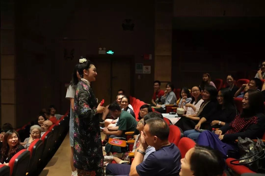 主演与台下观众亲密互动欢乐的时光总的短暂的,观剧结束之后,会员们
