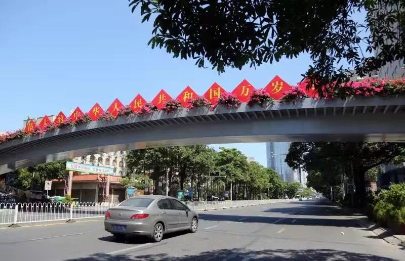 坪山隧道上方的祝福(黄登辉摄影)泉州百源路的商家贴上了可爱的贴纸