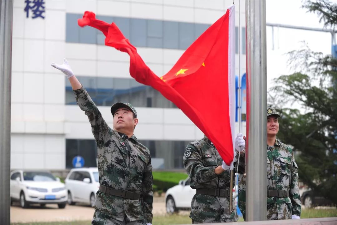 团员青年手持国旗放在胸前,升旗手昂首挺胸扛旗迈步,列队,集合!