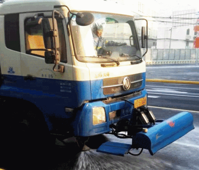 路面清扫车开上长宁路对"北横通道"工地沿线道路进行大冲洗本次行动共