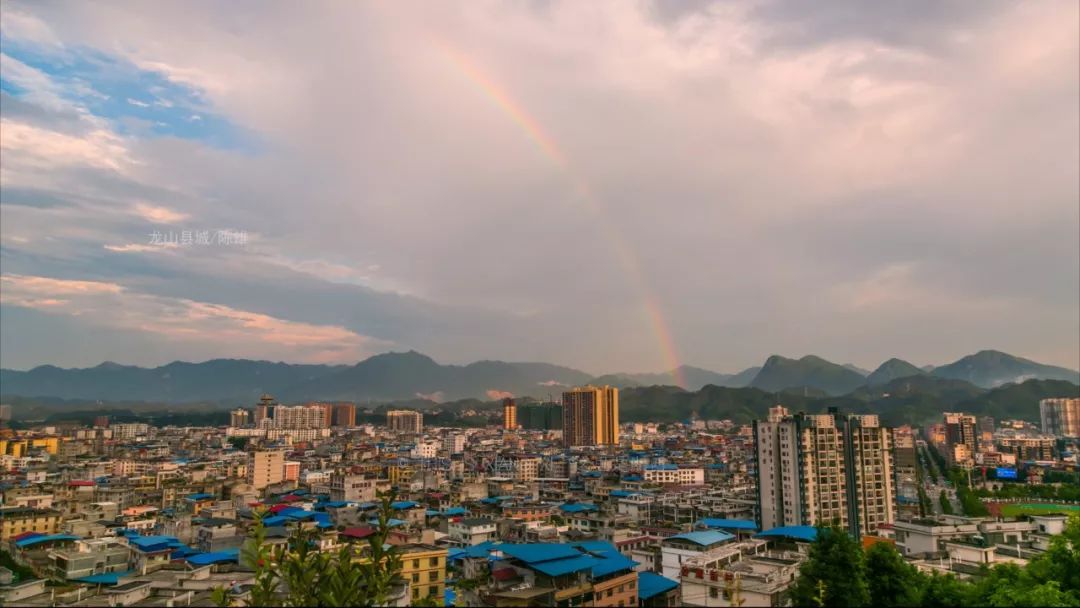 龙山县城永顺县万马归朝吉首市矮寨大桥该影片采用了固定机位,轨道,大