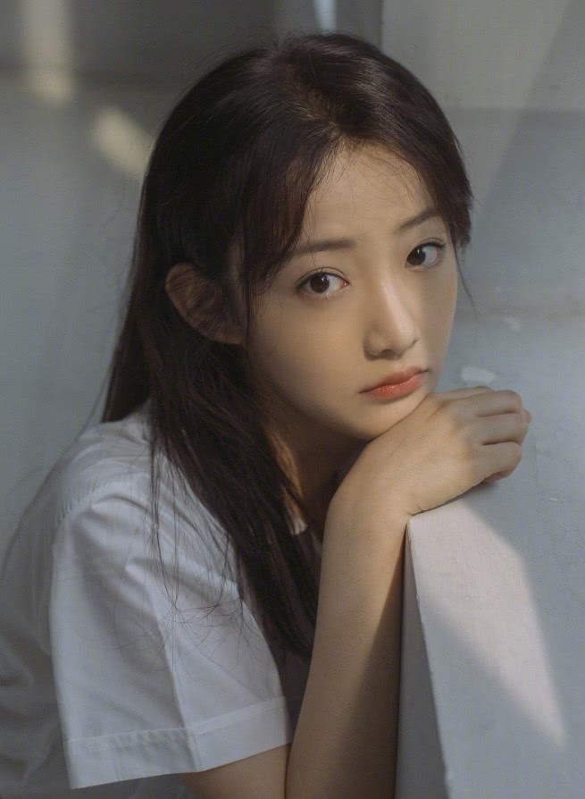 《烈火军校》曲曼婷戏外晒写真,白衬衫百褶裙好清纯