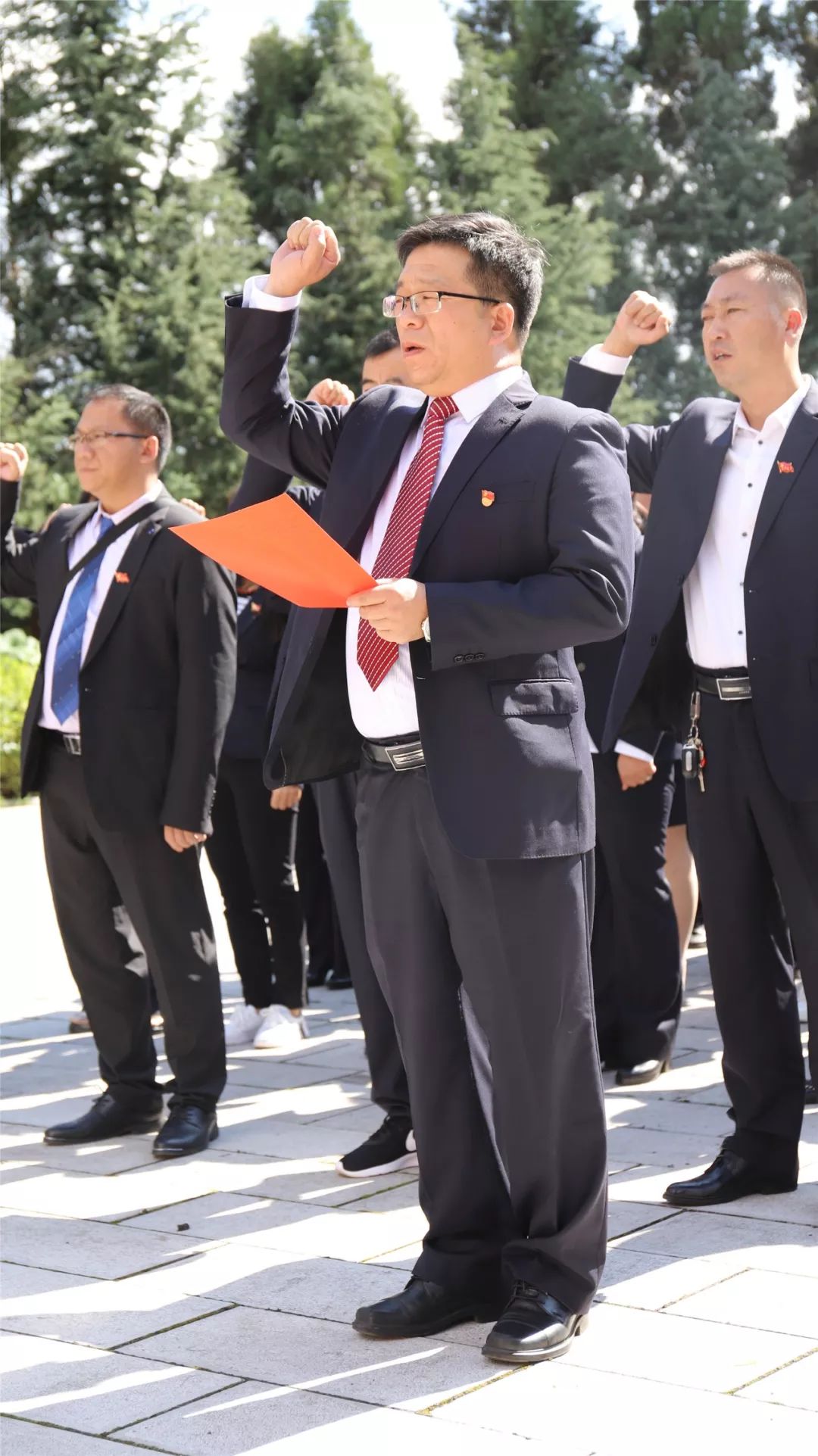 缅怀革命先烈 争做教育楷模 ——宣威一中开展祭扫虎头山烈士陵园活动