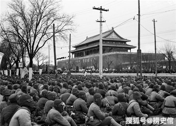 摄影家高帆拍,1949年解放军开进和平解放的北平城,万众夹道欢迎