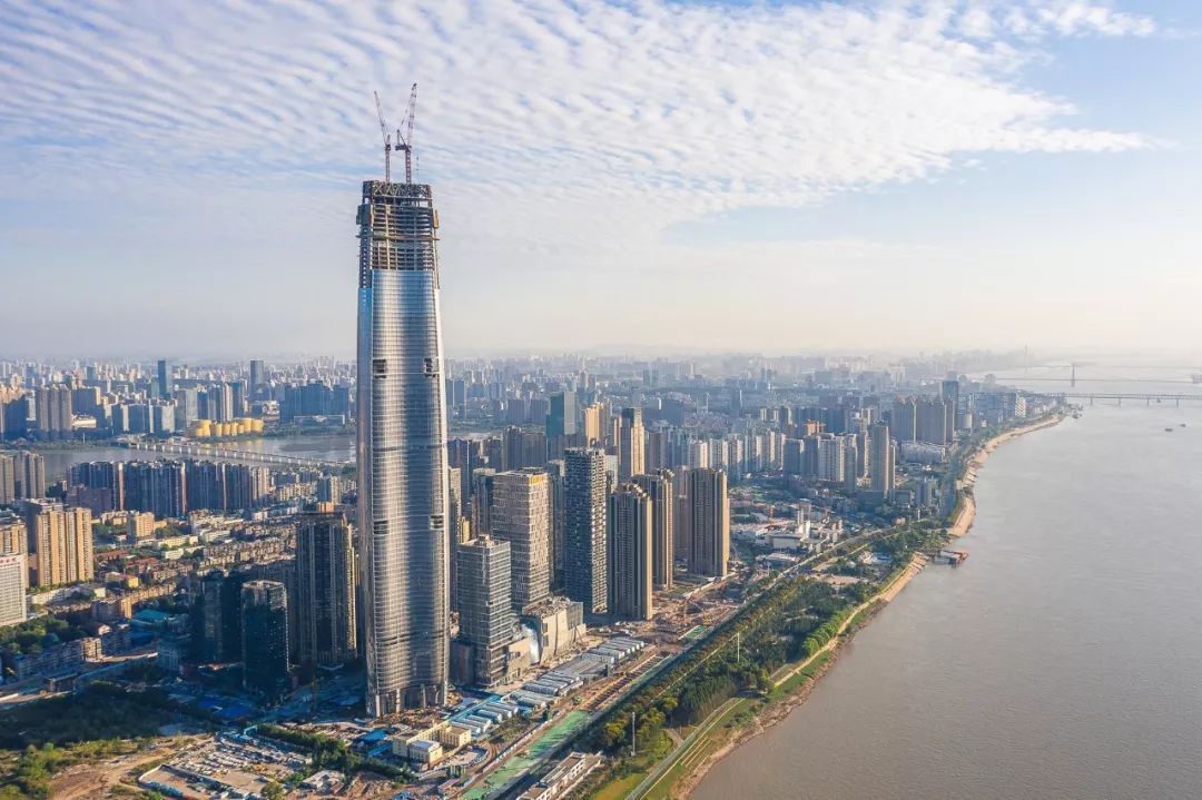 绿地集团用9年时间在此地建设了一座武汉新地标,刷新了武汉天际线