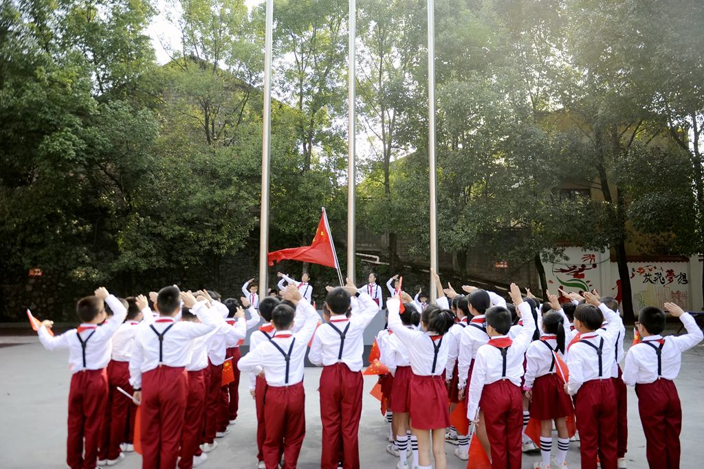 特别报道|教育系统积极营造喜庆氛围,热烈庆祝新中国成立70周年!_秀山