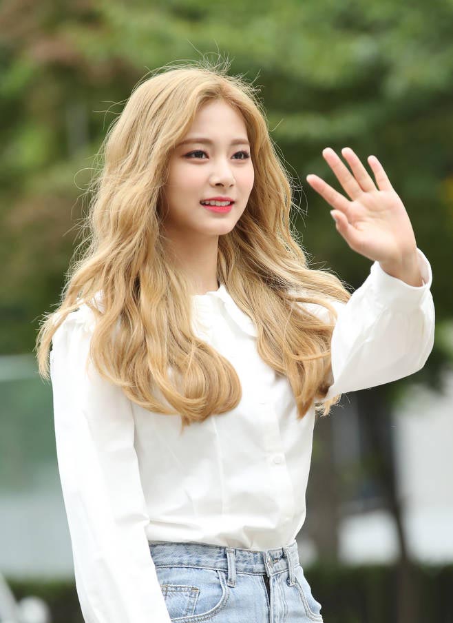 周子瑜金发大波浪造型,南韩颜神的颜值着实是很高!