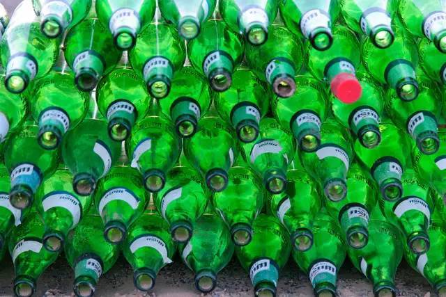 当年回收啤酒瓶5毛一个,为什么现在不值钱了?