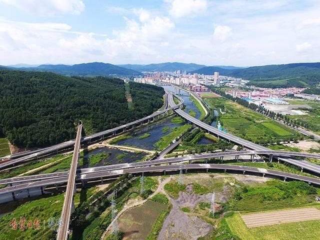 大连公路联络线——集安至双辽公路(g1112)的起始部分,与鹤大高速公路