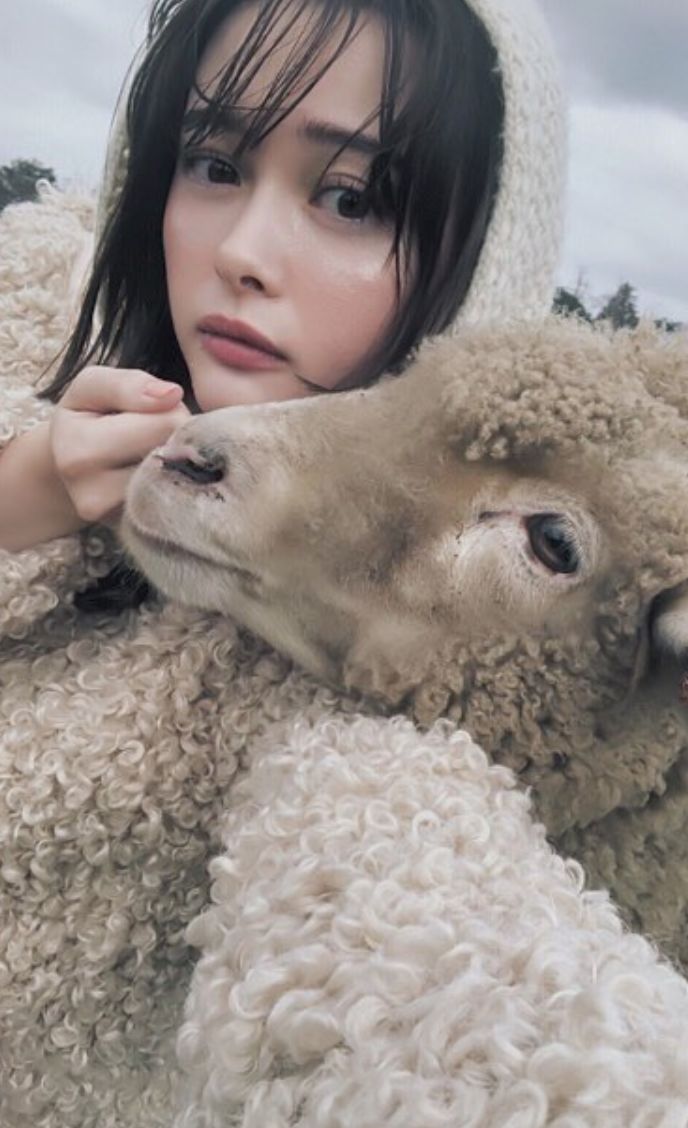 在tina的ins主页上面,她经常会发些自己的生活日常穿搭,私下超级软萌