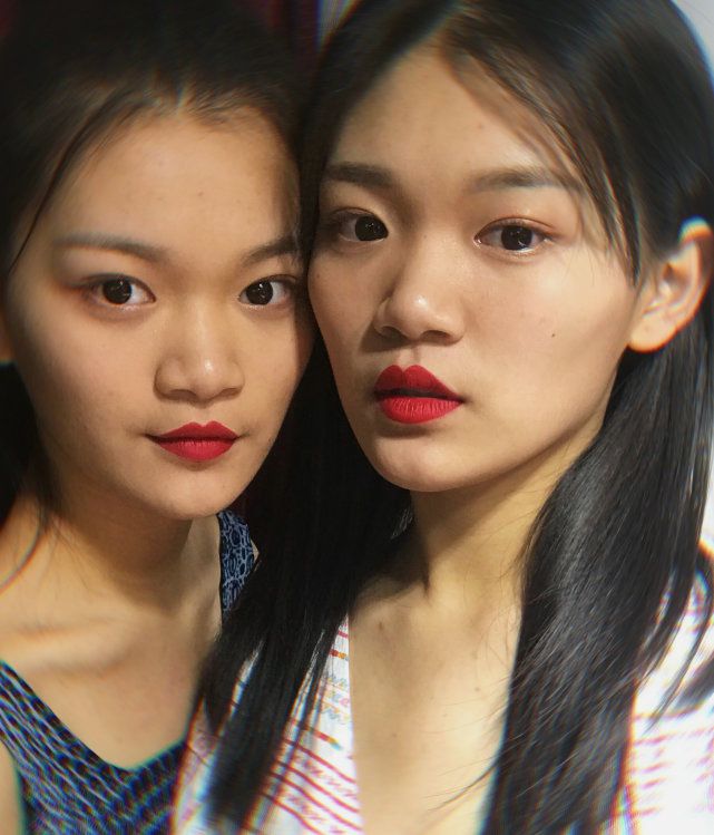 双胞胎姐妹花并列获得模特大赛冠军!姐妹俩的颜值受到争议!