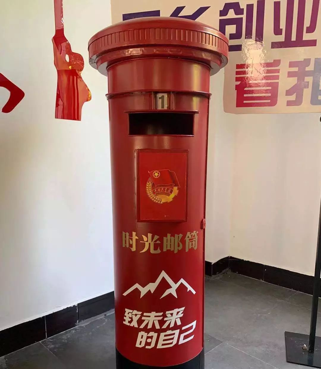 小小邮筒满载着浓浓的乡愁,承载着你,我,他和她的美好愿望,寄托着对