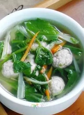 此汤甜美又滋润,饮用价值非常的高,有清热泻火,润肺止咳的功效,非常