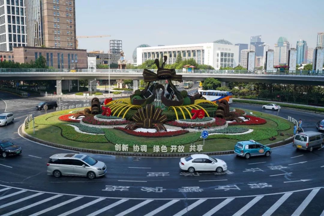 申城街头繁花相缀 "盛装"迎接新中国成立70周年