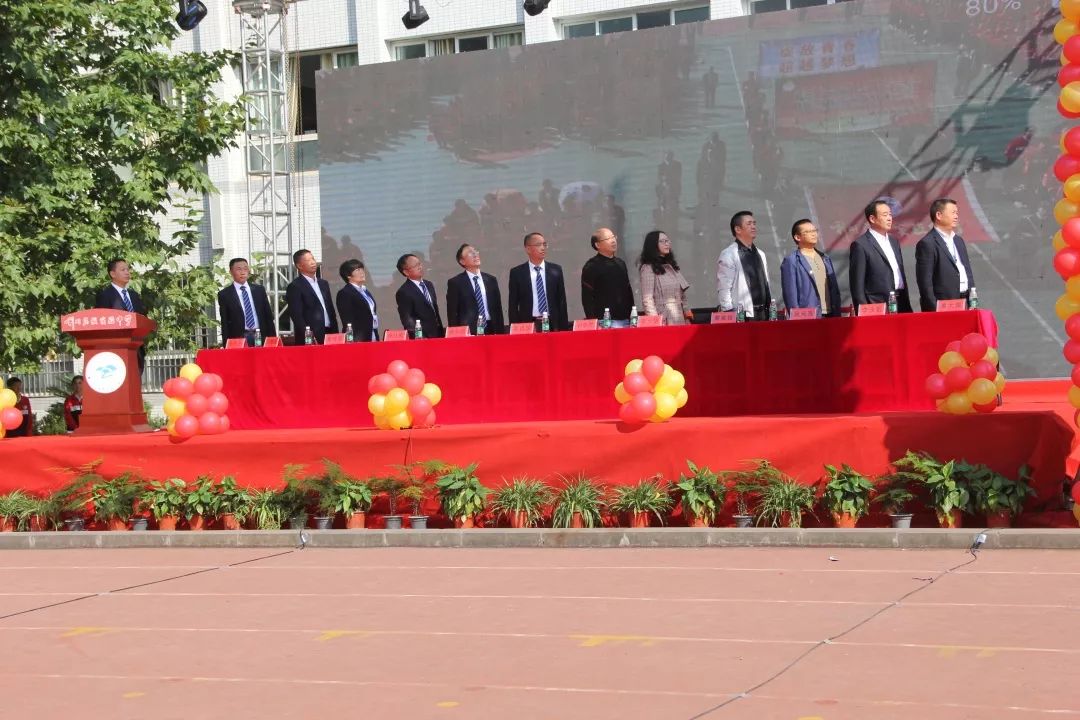 升旗仪式开幕式利川民族实验中学黄绪莲副校长为本次开幕式致词.